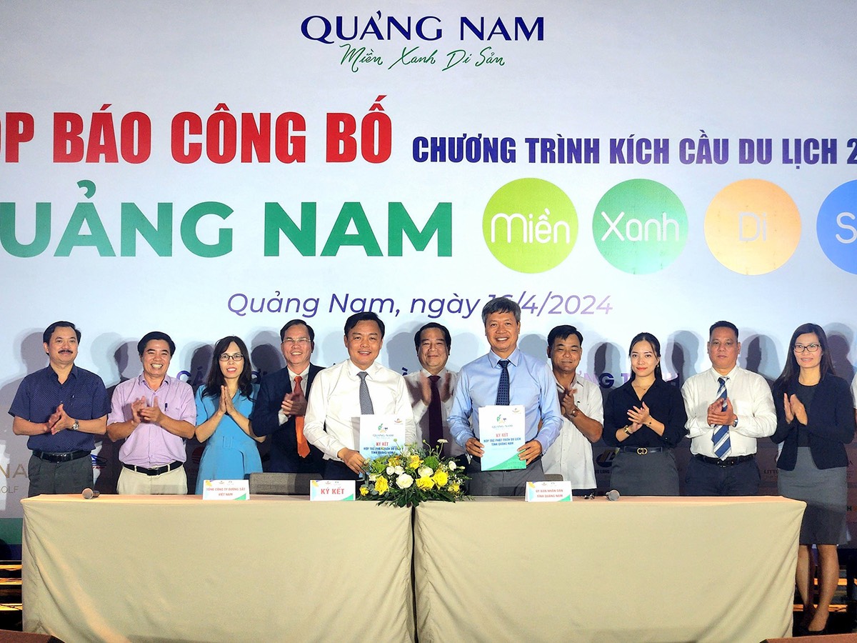 Phó Chủ tịch UBND tỉnh Hồ Quang Bửu và đại diện lãnh đạo Tổng Công ty Đường sắt Việt Nam ký kết hợp tác phát triển du lịch giai đoạn 2024 - 2030. Ảnh: baoquangnam.vn